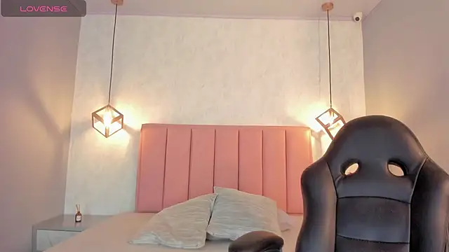 SUNNYCYRUS online show from October 28, 2025, 12:41 pm