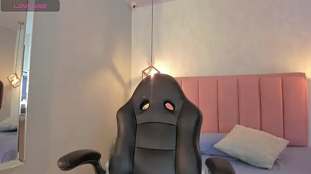 SUNNYCYRUS online show from November 1, 2025, 12:40 pm