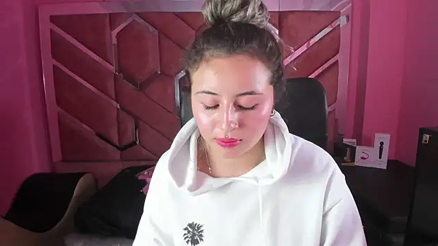 Snapshot of celeste_blue69 chatting on February 6, 2025, 5:46 am celeste blue69 online show from February 6, 2025, 5:46 am