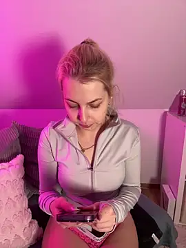 Snapshot of Livewithlucy chatting on January 18, 2026, 5:39 pm Livewithlucy online show from January 18, 2026, 5:39 pm