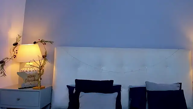 SaraaJhonsonn online show from December 1, 2025, 4:01 pm