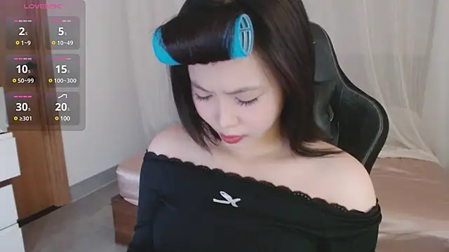 Snapshot of Lin_SiYee chatting on March 6, 2025, 1:37 am Lin SiYee online show from March 6, 2025, 1:37 am