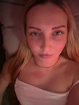 Snapshot of Aleksandrakis chatting on December 15, 2025, 6:23 pm Aleksandrakis online show from December 15, 2025, 6:23 pm