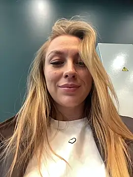 Snapshot of Sweet___Emily chatting on October 3, 2025, 1:52 pm Sweet   Emily online show from October 3, 2025, 1:52 pm