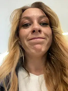 Snapshot of Sweet___Emily chatting on October 6, 2025, 1:19 pm Sweet   Emily online show from October 6, 2025, 1:19 pm