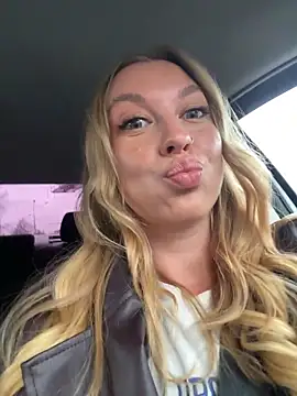 Snapshot of Sweet___Emily chatting on November 3, 2025, 12:39 pm Sweet   Emily online show from November 3, 2025, 12:39 pm