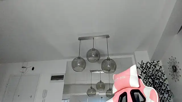 IreneVON online show from March 18, 2025, 3:31 pm