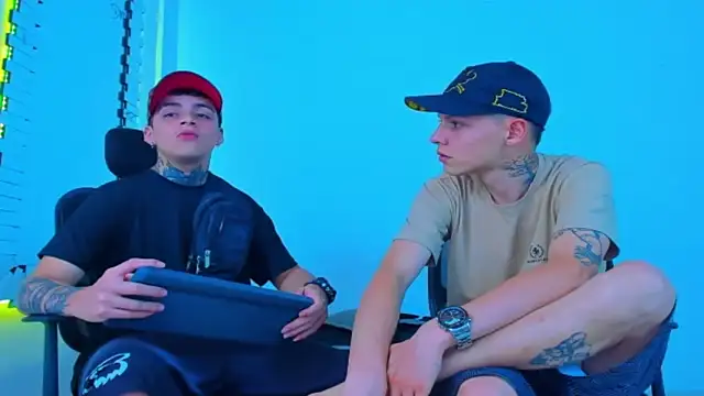 HOT boy2025 online show from November 13, 2025, 4:33 am