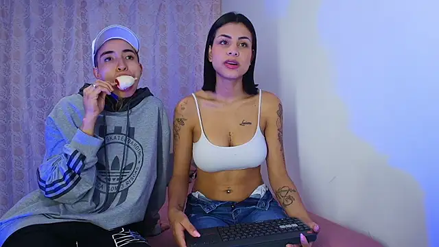 Snapshot of Tinny_and_Candy chatting on February 6, 2026, 10:35 pm Tinny and Candy online show from February 6, 2026, 10:35 pm