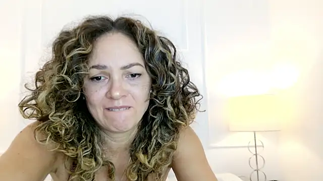 Juliabadlee online show from July 13, 2026, 2:03 am