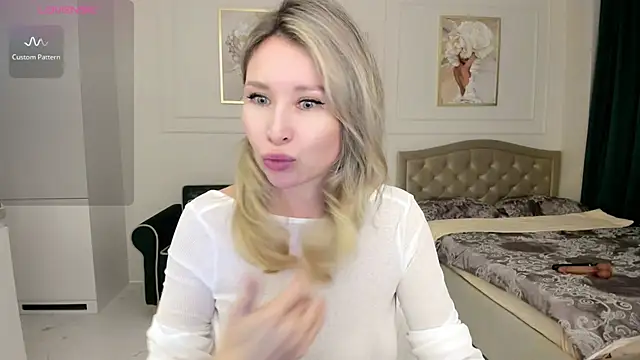 Jolie Ozolla online show from October 6, 2025, 3:53 pm