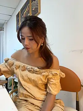 Efangfang online show from November 12, 2025, 11:32 am