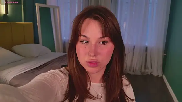 EmiliaDreams online show from April 13, 2026, 4:56 pm