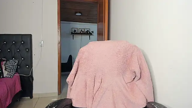 Snapshot of Imluna93 chatting on February 5, 2025, 12:17 pm Imluna93 online show from February 5, 2025, 12:17 pm