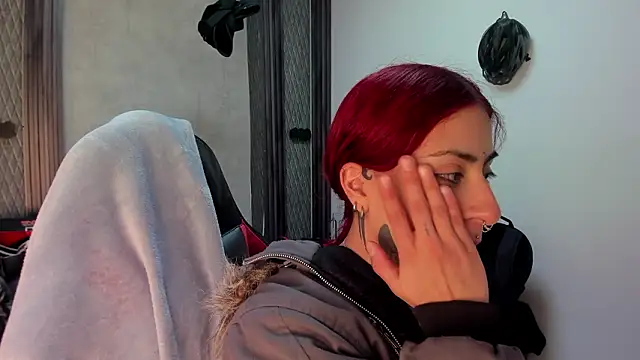 Snapshot of selene_red_ chatting on February 4, 2026, 1:00 am selene red online show from February 4, 2026, 1:00 am