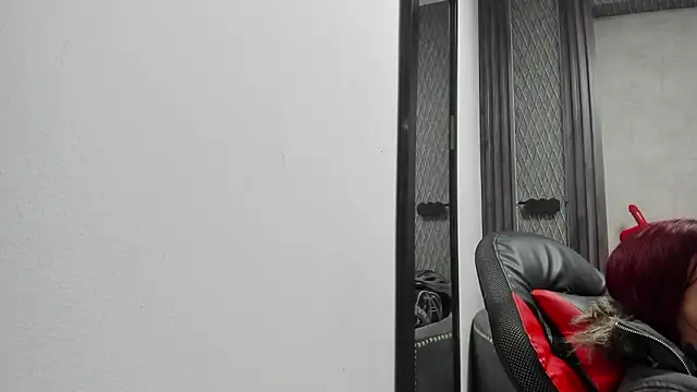 Snapshot of selene_red_ chatting on February 5, 2026, 12:37 am selene red online show from February 5, 2026, 12:37 am