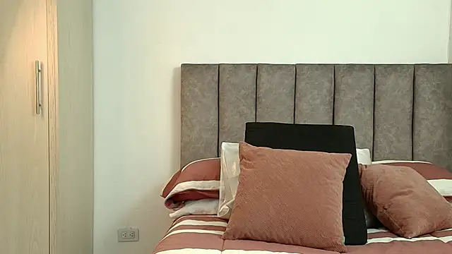 karina lewis  online show from April 15, 2026, 5:47 am