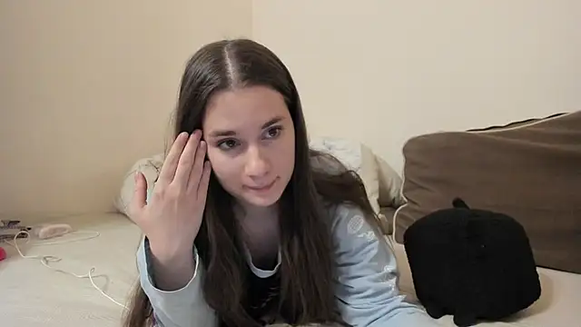 Snapshot of LunaWines chatting on February 13, 2026, 9:33 pm LunaWines online show from February 13, 2026, 9:33 pm