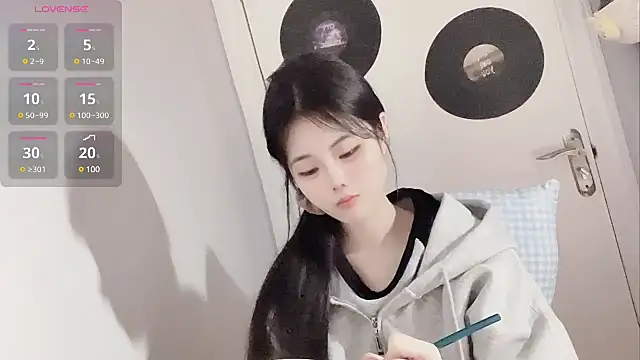 Qedgjwyz1 online show from February 11, 2025, 2:02 pm