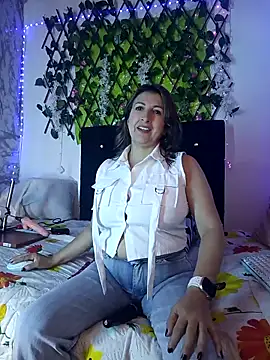 Snapshot of any_mour chatting on February 3, 2026, 4:45 pm any mour online show from February 3, 2026, 4:45 pm