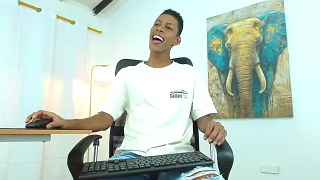 maiki18  online show from September 12, 2025, 2:06 pm