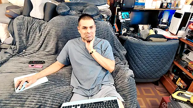 Snapshot of ClampMaster chatting on October 10, 2025, 3:27 am ClampMaster online show from October 10, 2025, 3:27 am