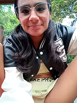 Leslly  online show from December 17, 2025, 11:49 am