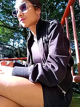 Leslly  online show from April 23, 2026, 1:24 pm