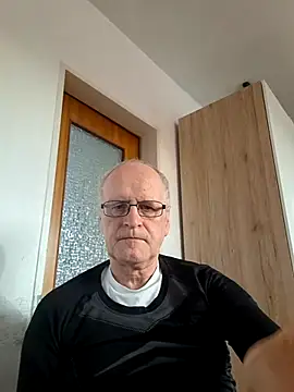 Milkasahne64 online show from February 9, 2026, 3:05 pm