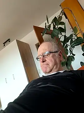 Milkasahne64 online show from February 15, 2026, 1:52 pm