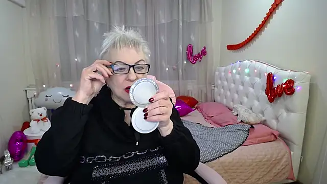 Snapshot of KayleSmoll chatting on February 19, 2025, 4:55 am KayleSmoll online show from February 19, 2025, 4:55 am