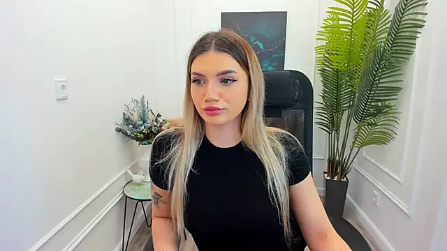 Snapshot of SelenaeMoore chatting on October 5, 2025, 7:45 pm SelenaeMoore online show from October 5, 2025, 7:45 pm