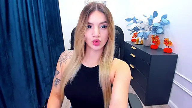 Snapshot of SelenaeMoore chatting on October 13, 2025, 7:36 pm SelenaeMoore online show from October 13, 2025, 7:36 pm