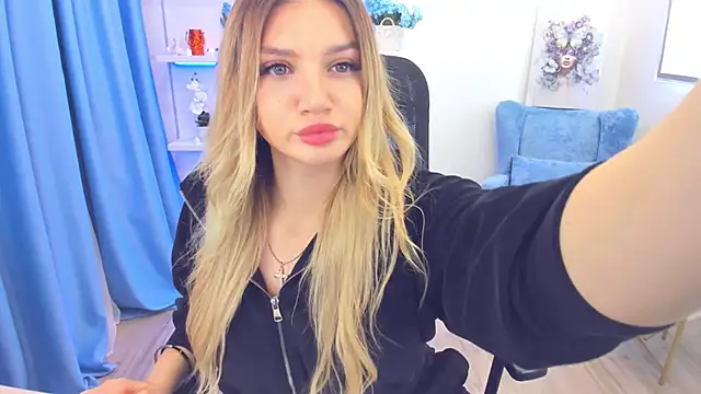Snapshot of SelenaeMoore chatting on October 21, 2025, 3:29 am SelenaeMoore online show from October 21, 2025, 3:29 am