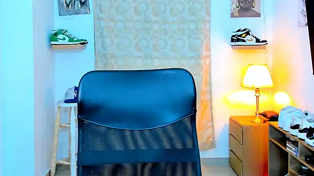 Snapshot of Hazzan_Velez chatting on December 14, 2024, 11:23 pm Hazzan Velez online show from December 14, 2024, 11:23 pm