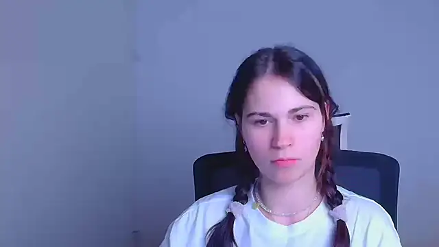 Snapshot of Loon_Amore chatting on January 29, 2025, 11:04 pm Loon Amore online show from January 29, 2025, 11:04 pm