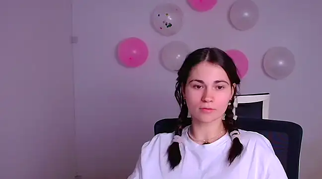 Snapshot of Loon_Amore chatting on February 16, 2025, 11:05 pm Loon Amore online show from February 16, 2025, 11:05 pm