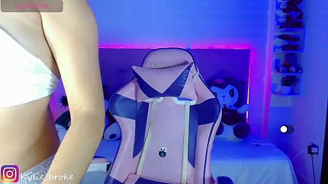 Snapshot of Kylie_brokee chatting on February 4, 2025, 9:10 pm Kylie brokee online show from February 4, 2025, 9:10 pm