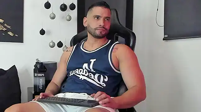 Snapshot of Dereck_vega chatting on December 19, 2024, 9:49 pm Dereck vega online show from December 19, 2024, 9:49 pm