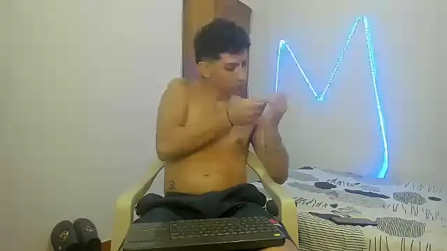 Snapshot of MasterSEX420 chatting on October 29, 2025, 12:29 pm MasterSEX420 online show from October 29, 2025, 12:29 pm