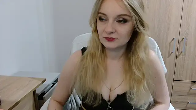 Snapshot of AlmaHoney chatting on June 15, 2026, 8:22 pm AlmaHoney online show from June 15, 2026, 8:22 pm