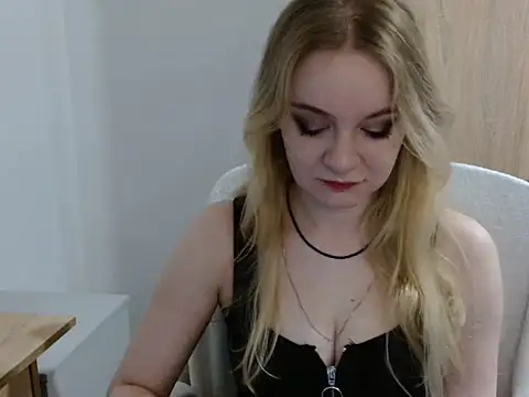 Snapshot of AlmaHoney chatting on July 6, 2026, 8:11 pm AlmaHoney online show from July 6, 2026, 8:11 pm