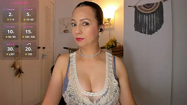 anaruiz  online show from April 18, 2026, 12:36 am