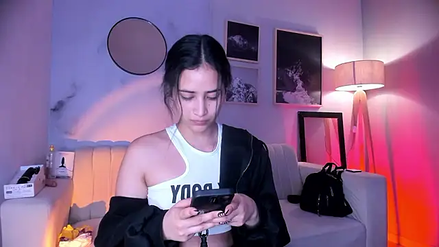 Snapshot of lara_madisson chatting on February 9, 2026, 5:33 am lara madisson online show from February 9, 2026, 5:33 am