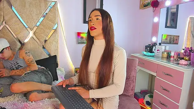 parejacaliente20154 online show from November 5, 2025, 12:32 am