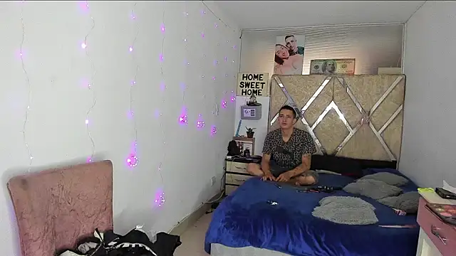 parejacaliente20154 online show from February 17, 2026, 12:01 pm