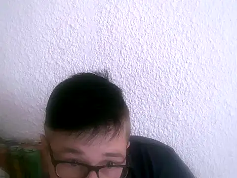 Snapshot of bisexualboy05 chatting on September 19, 2025, 10:16 am bisexualboy05 online show from September 19, 2025, 10:16 am