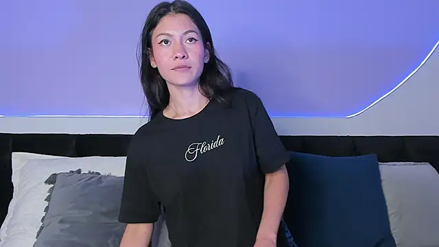 Julieta Cortes   online show from March 22, 2025, 6:36 pm