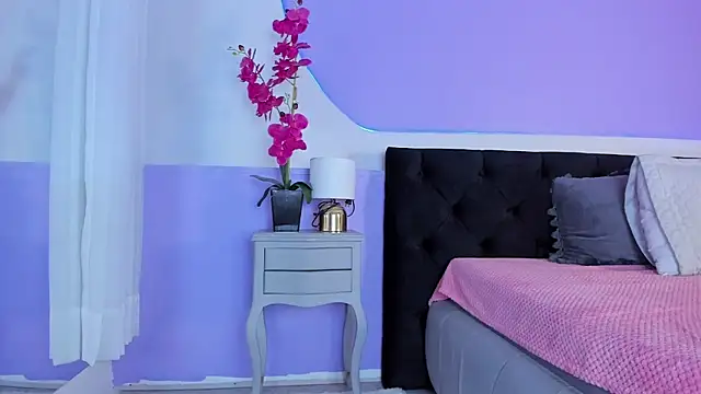 Julieta Cortes   online show from October 6, 2025, 11:51 am