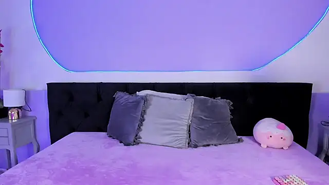 Julieta Cortes   online show from October 11, 2025, 12:15 pm